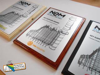 Award-plaquette met houten lijst, met A4 formaat bedrukte aluminium plaat erop